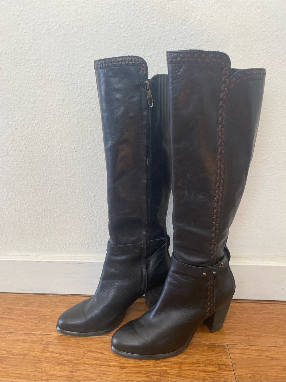 UGG Knee-High Heeled Boots 7.5 leather black/dark brown